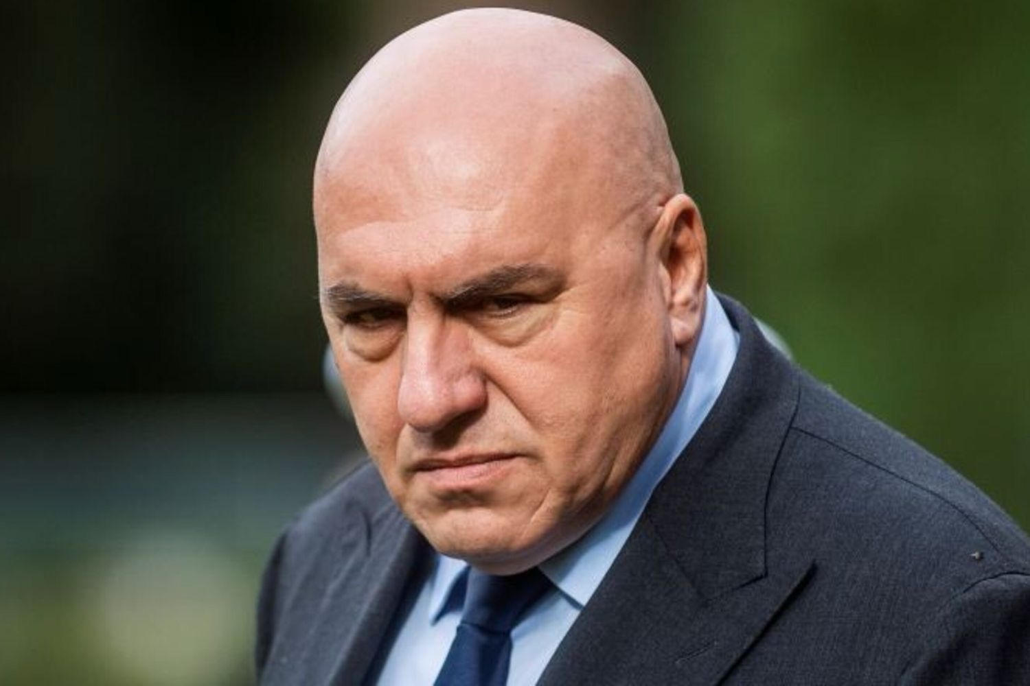 Il festival dell’assurdo: mentre i missili sfiorano Cipro, l’opposizione gioca ancora ai soldatini (altrui)