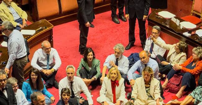 L’occupazione di cui Non Frega Niente a Nessuno: Il Teatro di una Politica Staccata dalla Realtà